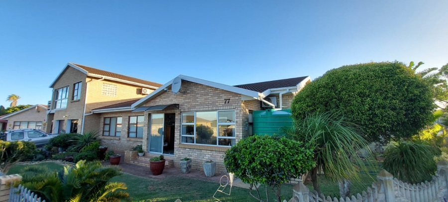 5 Bedroom Property for Sale in Wavecrest Eastern Cape